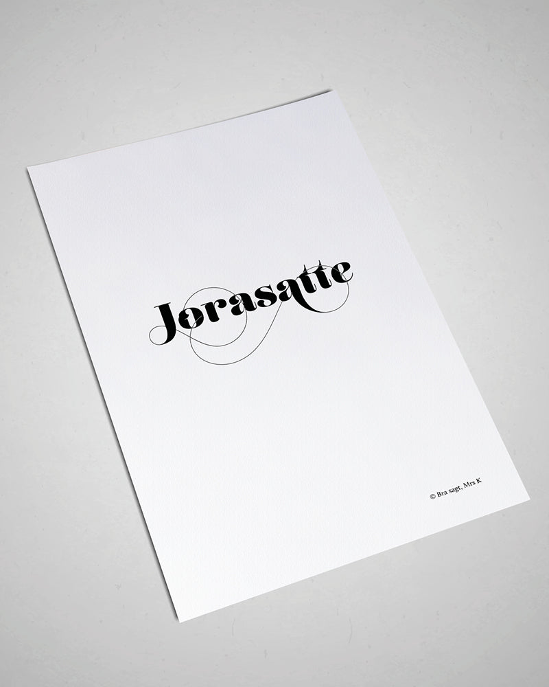 Poster med svenska citatet "Jorasatte" på grå yta.