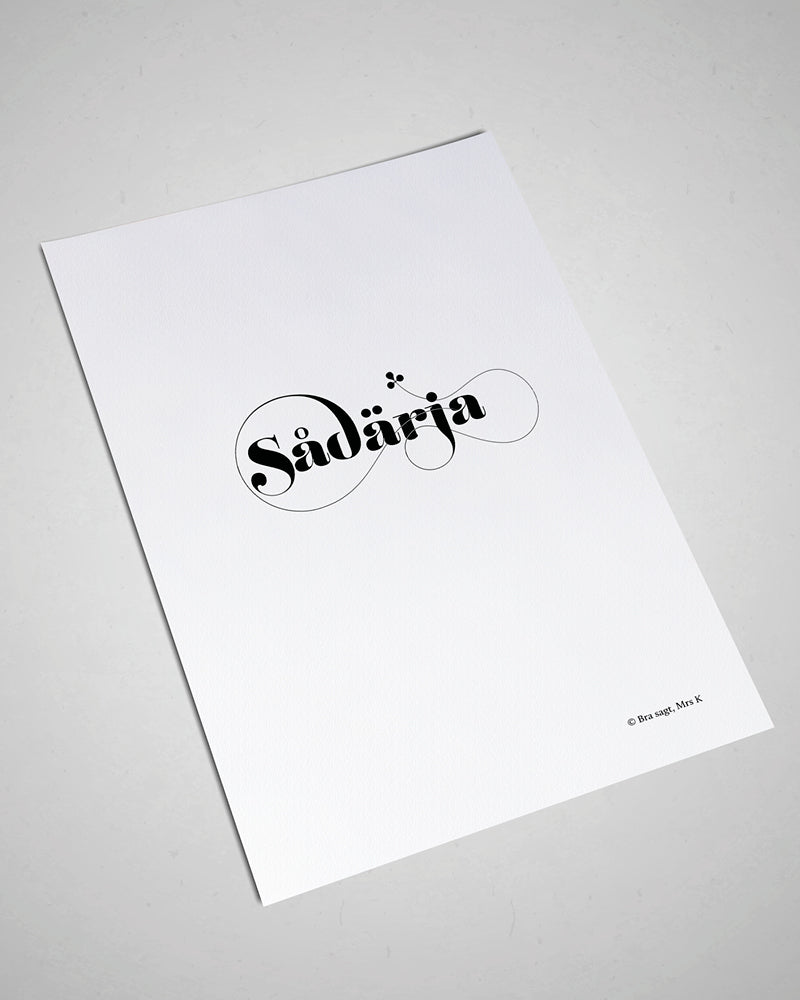 Poster med svenska citatet "Sådärja" på grå yta.
