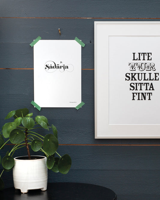 Poster med svenska citatet "Sådärja" på vägg.