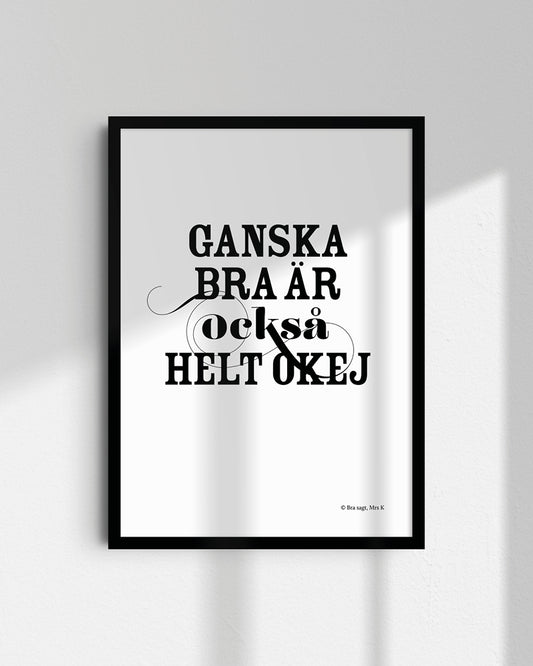 Poster med svenska citatet "Ganska bra är också helt okej" i ram på vägg.