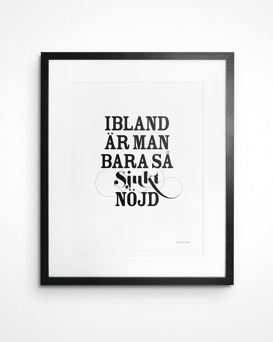 Poster med svenska citatet "Ibland är man bara så sjukt nöjd" i ram på vägg.