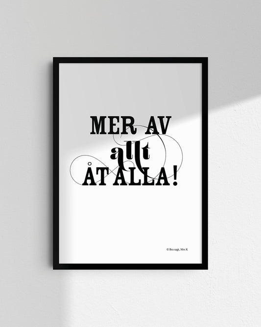 Poster med svenska citatet "Mer av allt åt alla" i ram på vägg.