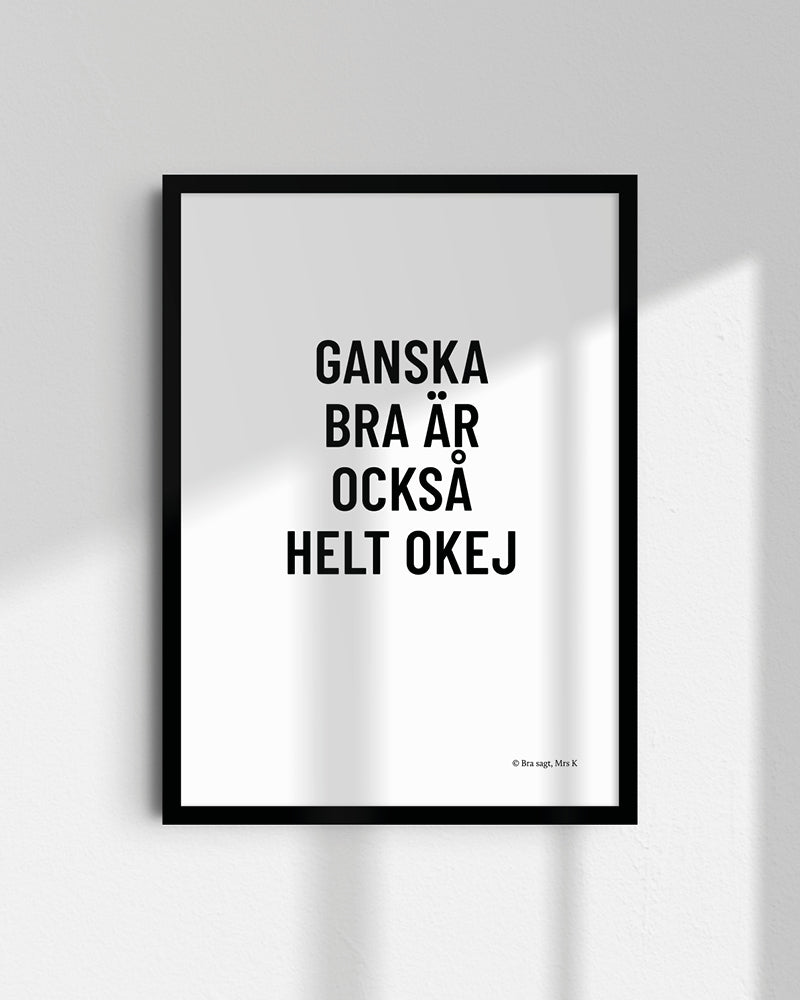 Poster med svenska citatet "Ganska bra är också helt okej" i ram på vägg.