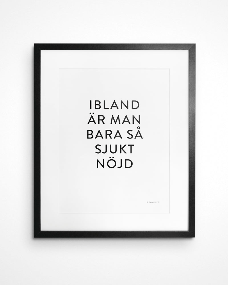 Poster med svenska citatet "Ibland är man bara så sjukt nöjd" i ram på vägg.