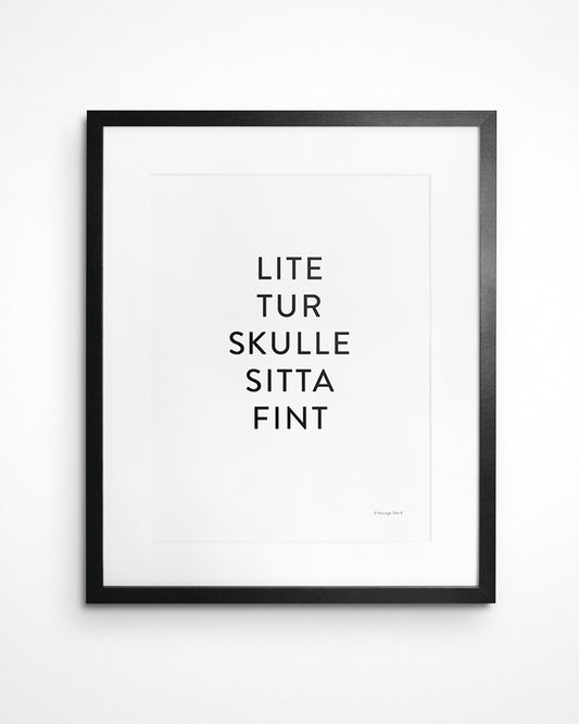 Poster med svenska citatet "Lite tur skulle sitta fint" i ram på vägg.