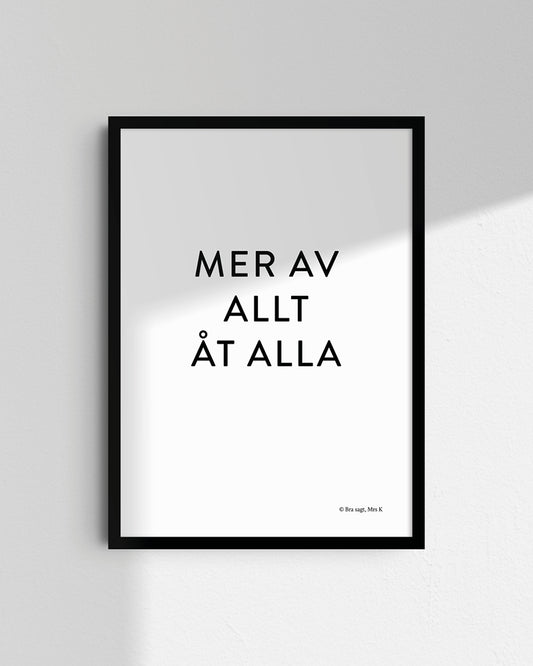 Poster med svenska citatet "Mer av allt åt alla" i ram på vägg.
