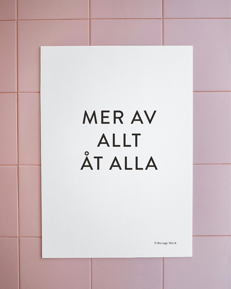 Poster med svenska citatet "Mer av allt åt alla" på rosa vägg.