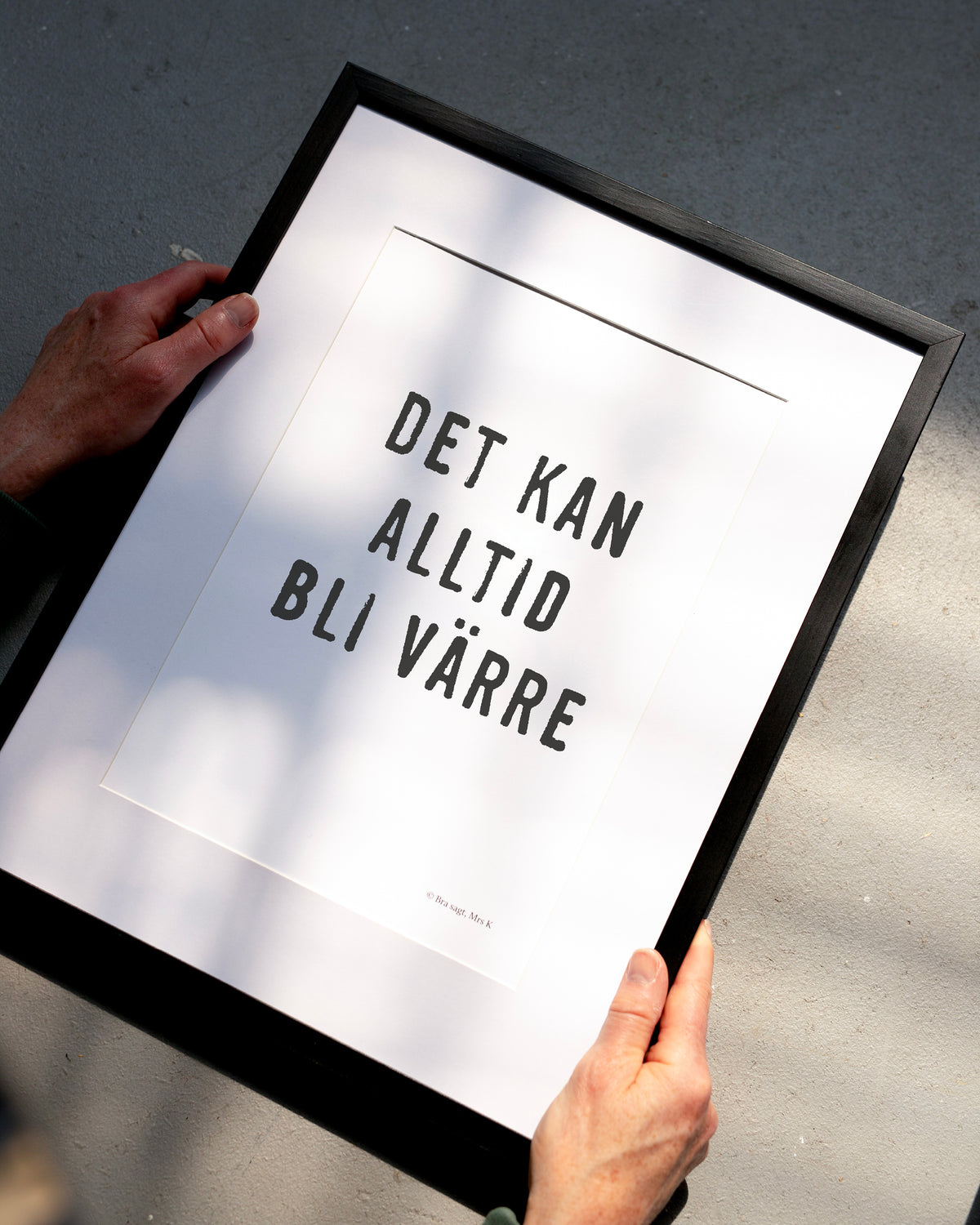 Händer som håller postern Det kan alltid bli värre i ram.