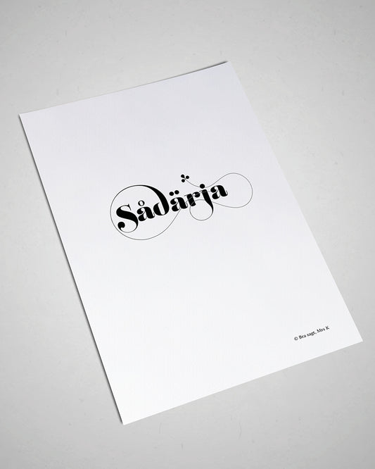 Poster med svenska citatet "Sådärja" på grå yta.  
