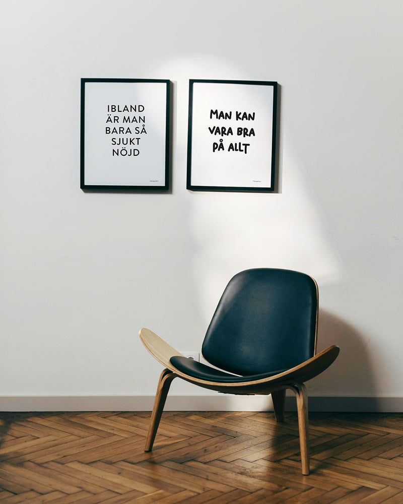 Posters med citat i ramar på vägg. 