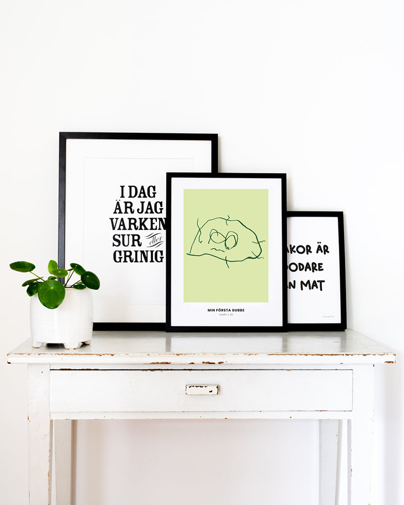 Bord med barnposters och posters med citat. 