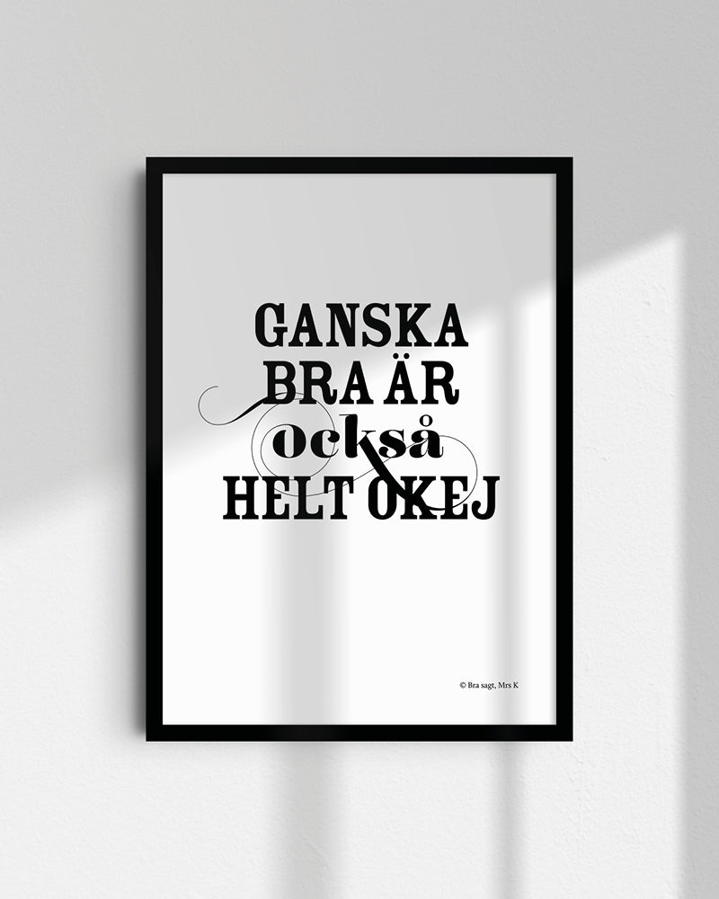 Poster med svenska citatet "Ganska bra är också helt okej" i ram på vägg. 