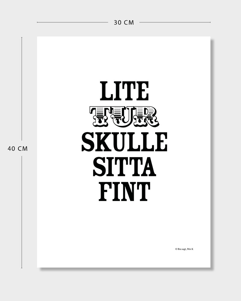 Poster med svenska citatet "Lite tur skulle sitta fint" med mått. 