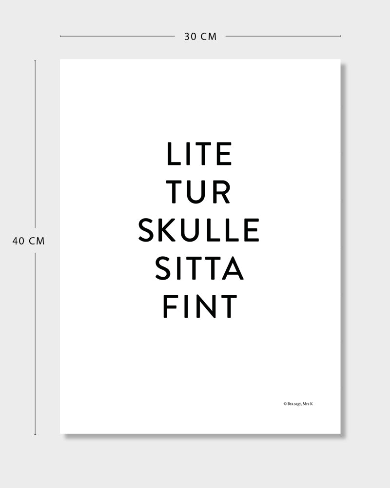 Poster med svenska citatet "Lite tur skulle sitta fint" med mått. 