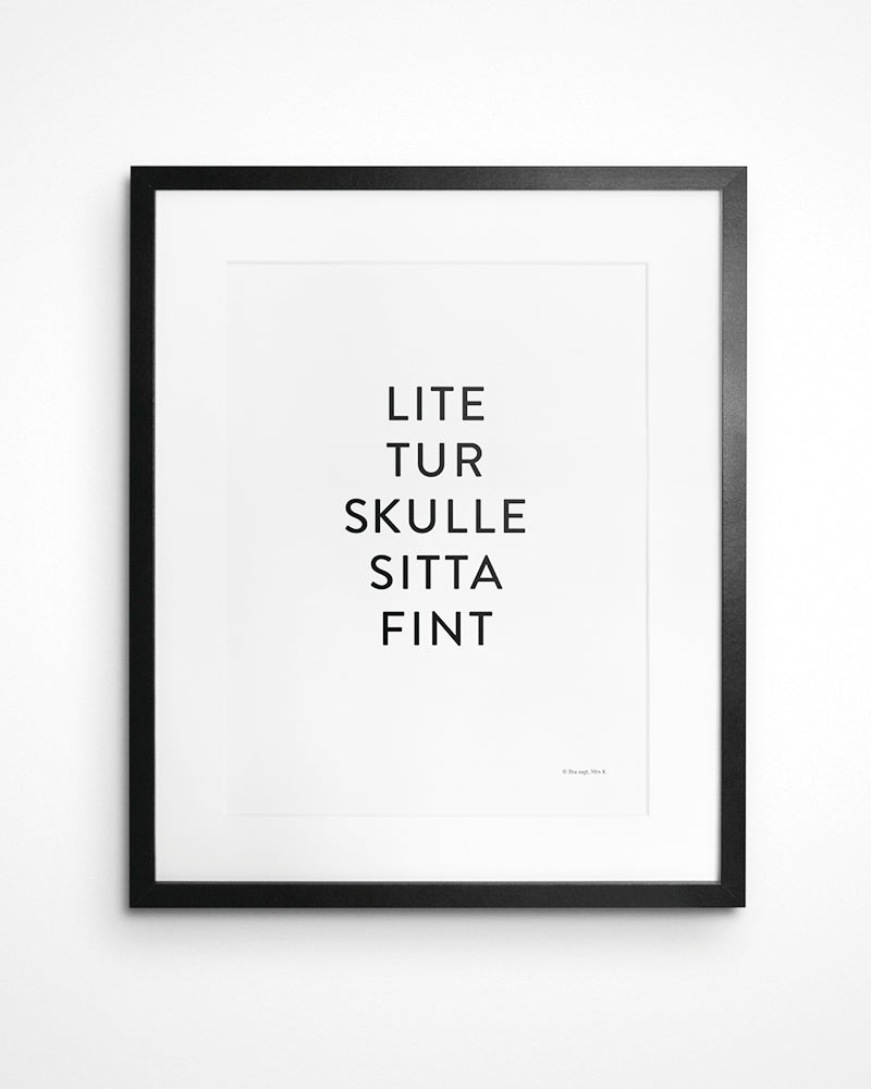 Poster med svenska citatet "Lite tur skulle sitta fint" i ram på vägg. 