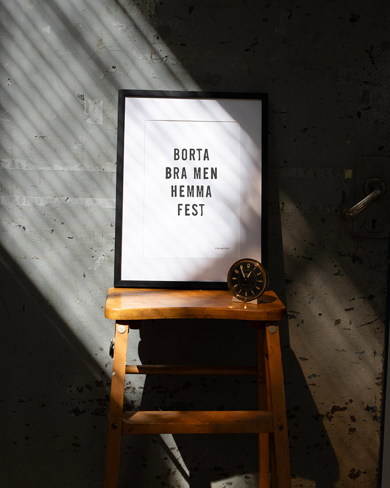 Poster med citatet Borta bra med hemma fest