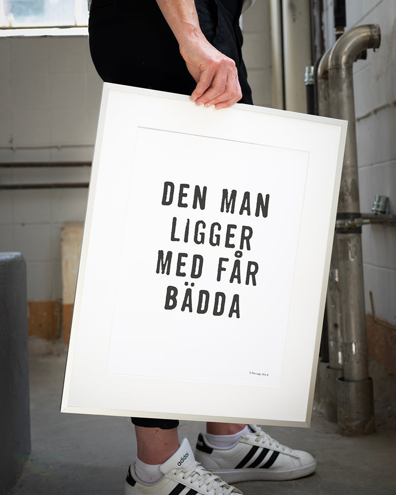 Poster med citatet Den man ligger med får bädda. 