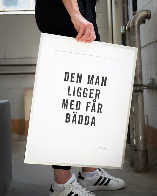 Poster med citatet Den man ligger med får bädda. 