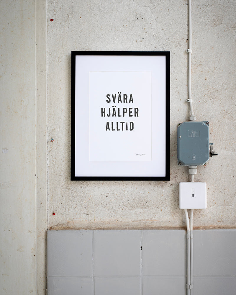 Poster med citatet Svära hjälper alltid. 