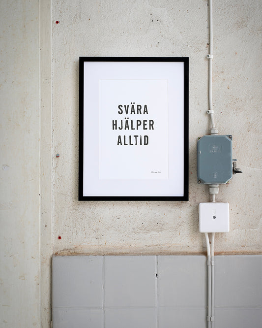Poster med citatet Svära hjälper alltid. 