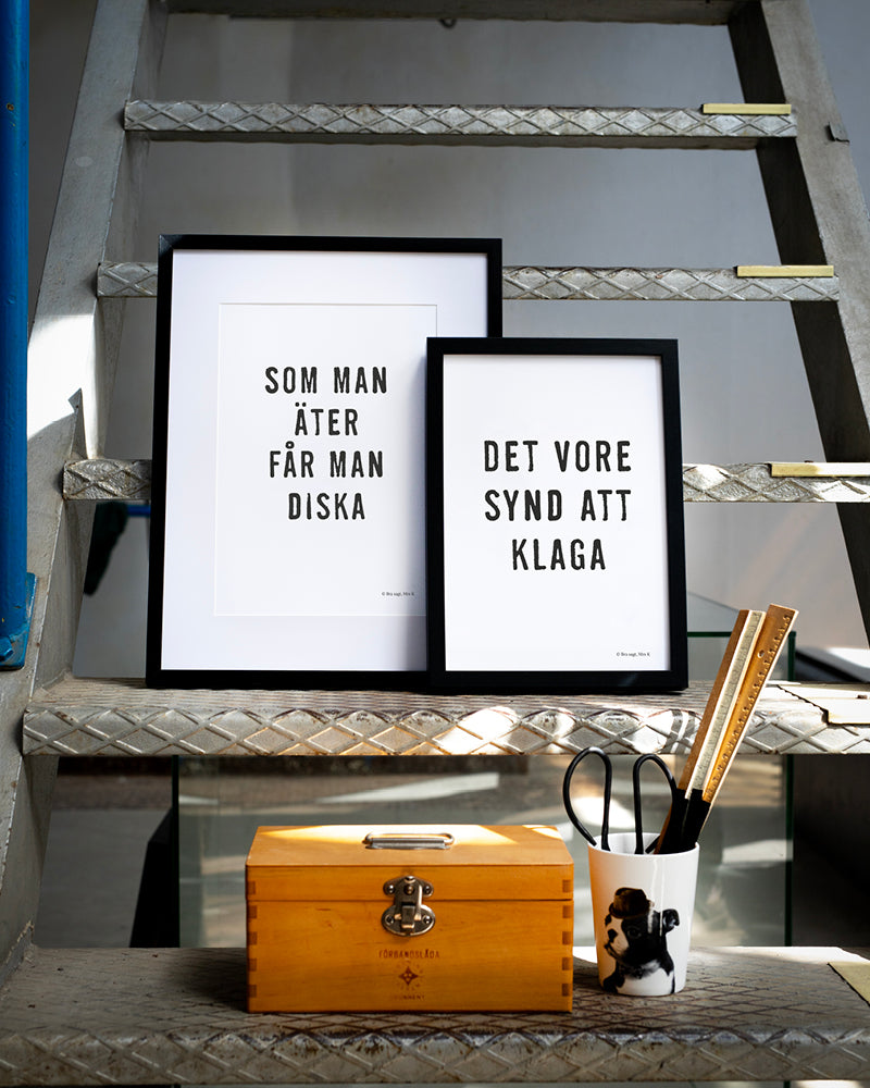 Citatposters i ramar placerade i en trappa. 